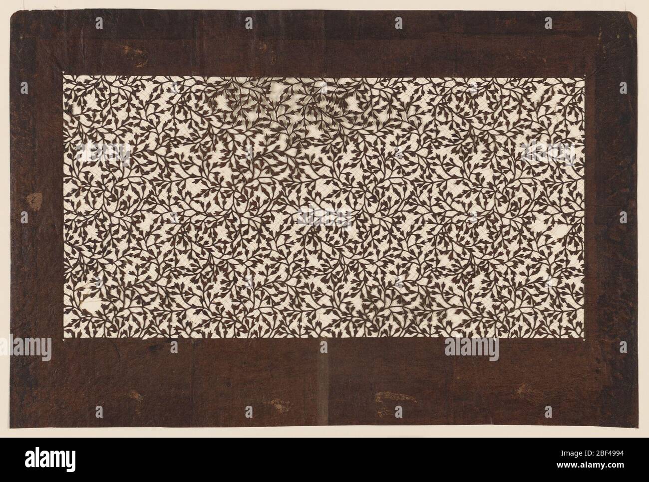 Verde miniera. Motivi stencil di viti aggrovigliate con foglie germoglianti era un popolare disegno estivo. Vengono aggiunti fili di seta per supportare la struttura dello stencil. Foto Stock