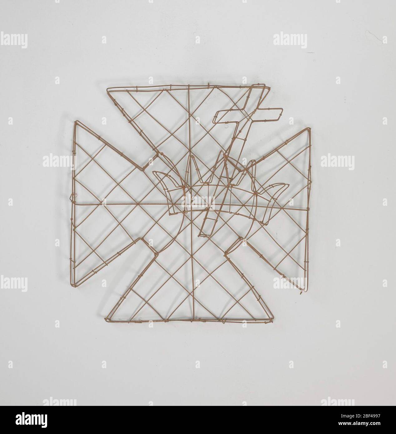 Emblema dei Cavalieri Templari con telaio a filo. Era comune per le organizzazioni sociali o di affari inviare fiori ai funerali dei membri deceduti nei secoli di fine diciannovesimo e di inizio ventesimo. Foto Stock