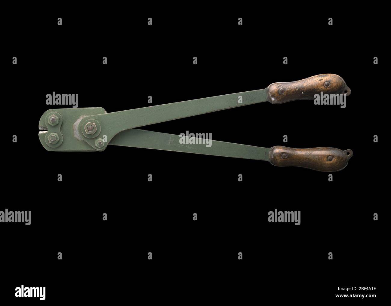 Tagliafili. I tagliafili sono realizzati in metallo verniciato di verde scuro e presentano le lettere, [L.J.S.] e [B.S.E.] contrassegnate a mano con dei punti nella vernice. La testa dei tagliafili è una cerniera rettangolare di grandi dimensioni. Foto Stock