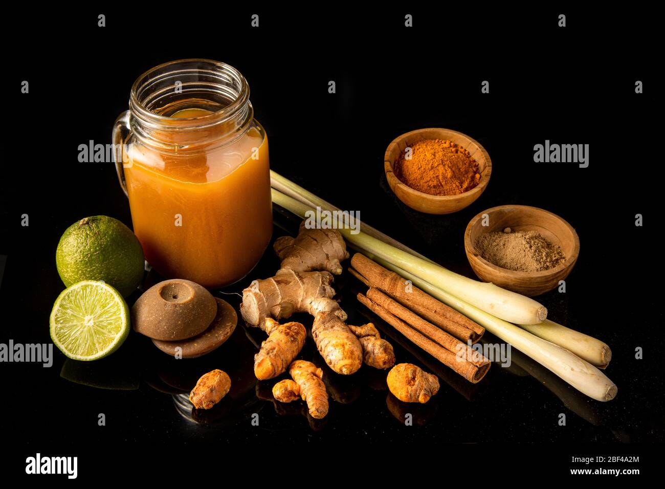 Jamu, una medicina tradizionale di elisir di erbe dall'Indonesia e dalla Malesia. Realizzato con materiali naturali dell'antica cultura giavanese Foto Stock