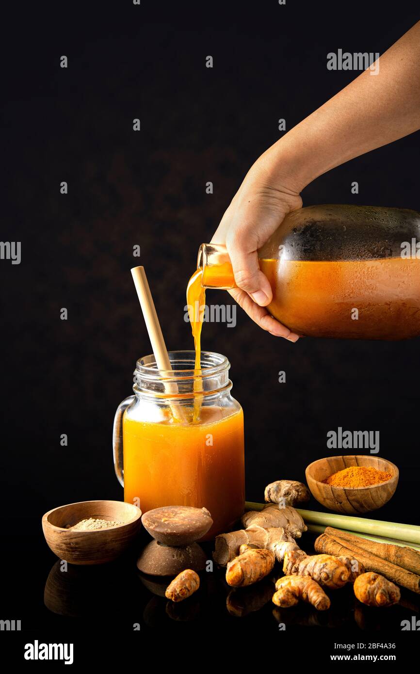 Jamu, una medicina tradizionale di elisir di erbe dall'Indonesia e dalla Malesia. Realizzato con materiali naturali dell'antica cultura giavanese Foto Stock