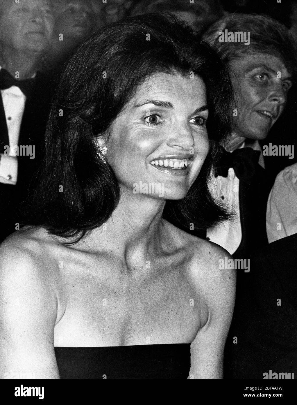 Ex First Lady of the United States, JACQUELINE KENNEDY ONASSIS in una stropless gown. Foto Stock