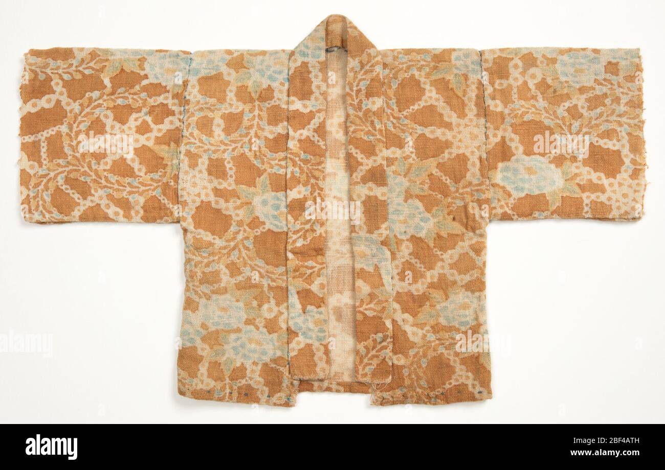 Kimono per bambini. Kimono corto e diritto con maniche a maniche in cotone grezzo in una stampa floreale allover nei toni del blu chiaro, oro e bianco su un terreno marrone. Cucito a mano con filo di cotone blu pesante. Foto Stock