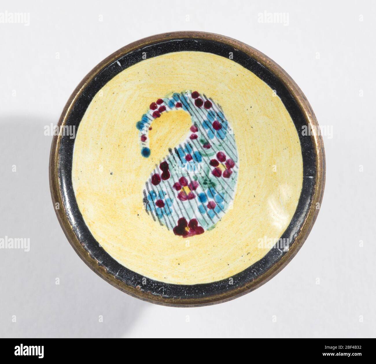 Pulsante. Pulsante concavo dipinto in disegno di cono persiano (rosso e blu) su terreno giallo con bordo nero; gambo in rame. Sulla scheda 10. Foto Stock