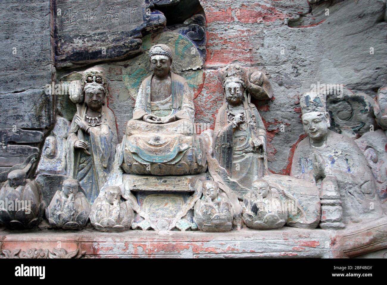 Uno dei gruppi di sculture di Viewing the Immortal Buddista Sutra in Baodingshan Cliff Dazu Stone Carving Chongqing Foto Stock