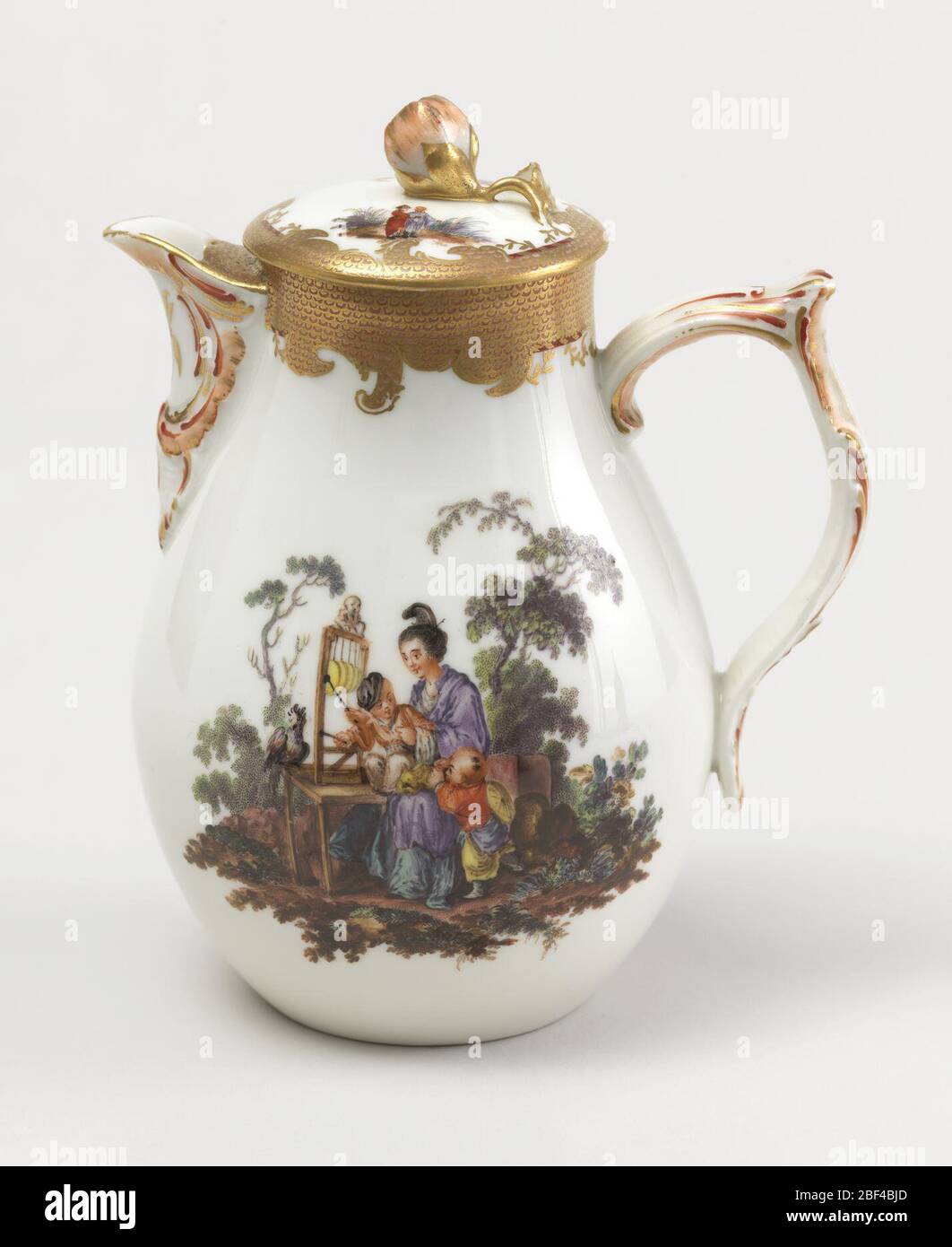 Caraffa di latte coperta con Chinoiserie Vignettes. Manico a fascia a pera, con bordo a staffa, doppio profilo curvo. Piccola copertura piatta con fiore finale. Vignette di Chinoiserie figure in paesaggio, con bordi dorati e dipinti imbricati. Foto Stock