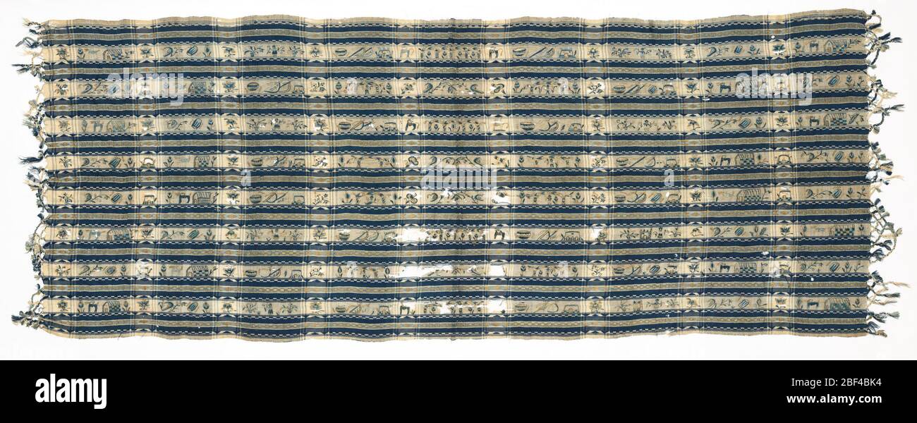 Rebozo. Rebozo tessuto a strisce blu scuro, blu chiaro e bianche. Modello supplementare di ordito in disegni geometrici semplici in filo blu scuro e oro. Ricamato con sete blu scuro e chiaro e filo d'oro con figure, edifici e animali. Foto Stock
