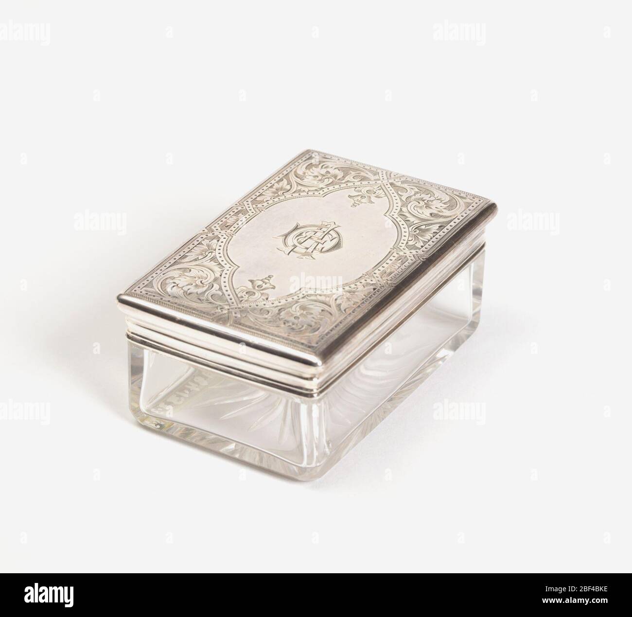Scatola e coperchio. Scatola rettangolare con parte superiore in argento, parte del set. Foto Stock