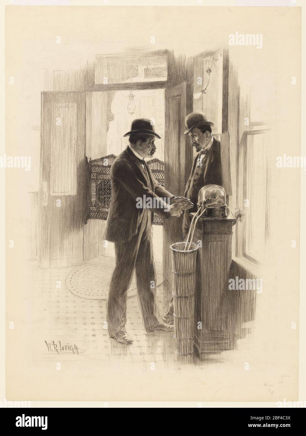 Non penso che il suo andare in su so il relativo andare in su. Interno con due uomini in piedi accanto a una macchina da ticker-nastro. L'uomo di sinistra sta gesturando, sottolineando un punto per il suo compagno. Ingresso con porte oscillanti sullo sfondo. Foto Stock