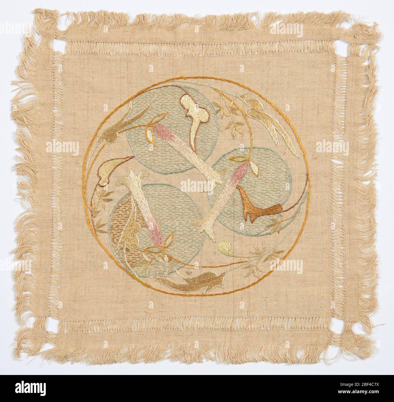 Dily. Ricamato in modo dodoso con motivo circolare floreale Art Nouveau e filo di seta multicolore. Foto Stock