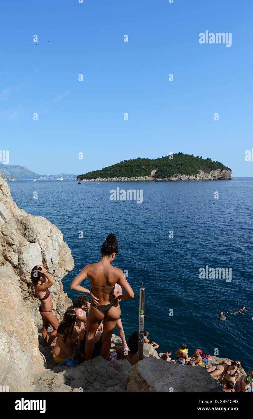 Bikini vibes - Turismo godendo il sole e il mare Adriatico a Dubrovnik, Croazia. Foto Stock