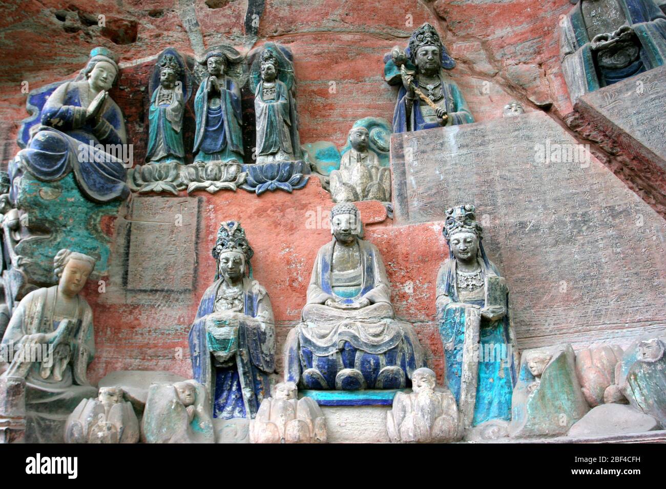 TheViewing il Sutra buddista immortale nella scogliera di Baodingshan in Dazu Chongqing ha visto i segni di agenti atmosferici Foto Stock