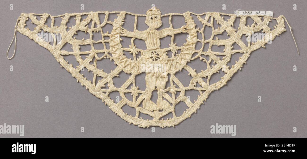 Frammento. Pezzo triangolare di reticella con una figura umana centrale con piccole perle di vetro nero per gli occhi. Foto Stock