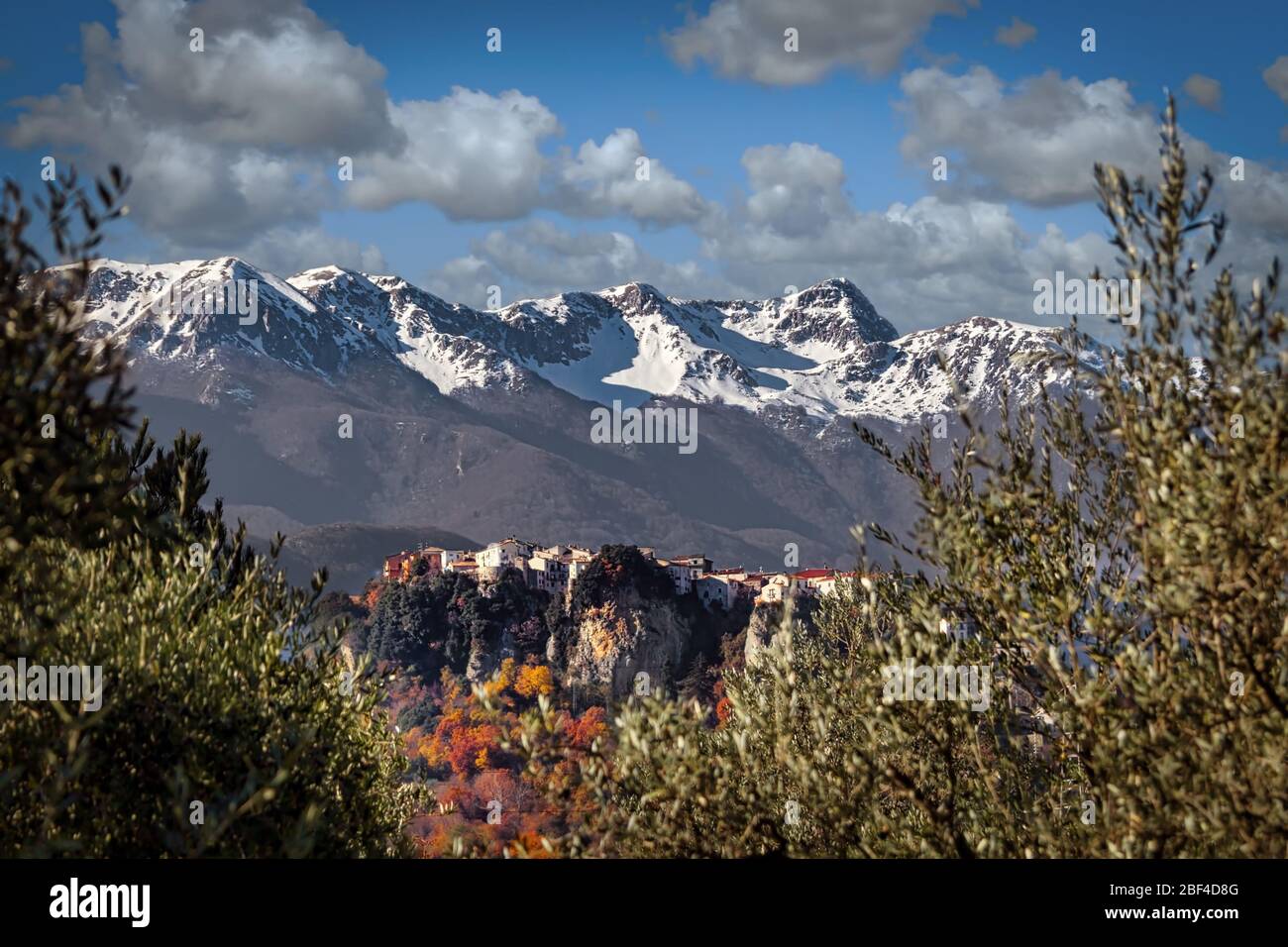 La cittadina di Castel San Vincenzo, Italia, situata sulle montagne del Molise. Foto Stock