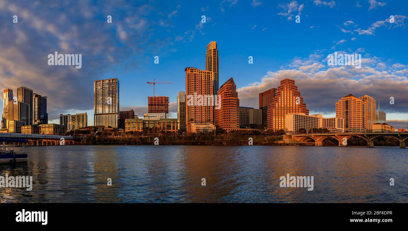 Panorama con gli alti alti alti alti del centro che riflettono il tramonto luce d'ora dorata vista attraverso Lady Bird Lake o Town Lake sul fiume Colorado a Austin, Texas USA Foto Stock