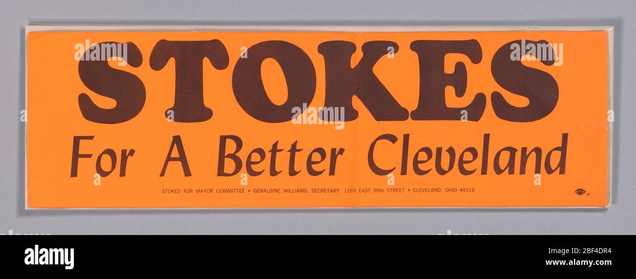 Adesivo paraurti che appone il logo Carl Stokes per il sindaco di Cleveland. Un adesivo arancione per paraurti stampato con testo nero a sostegno di Carl Stokes per il sindaco di Cleveland. L'adesivo riporta [STOKES] nella metà superiore in lettere in grassetto, con [for A Better Cleveland] stampato in lettere più piccole e più strette sulla metà inferiore. Foto Stock