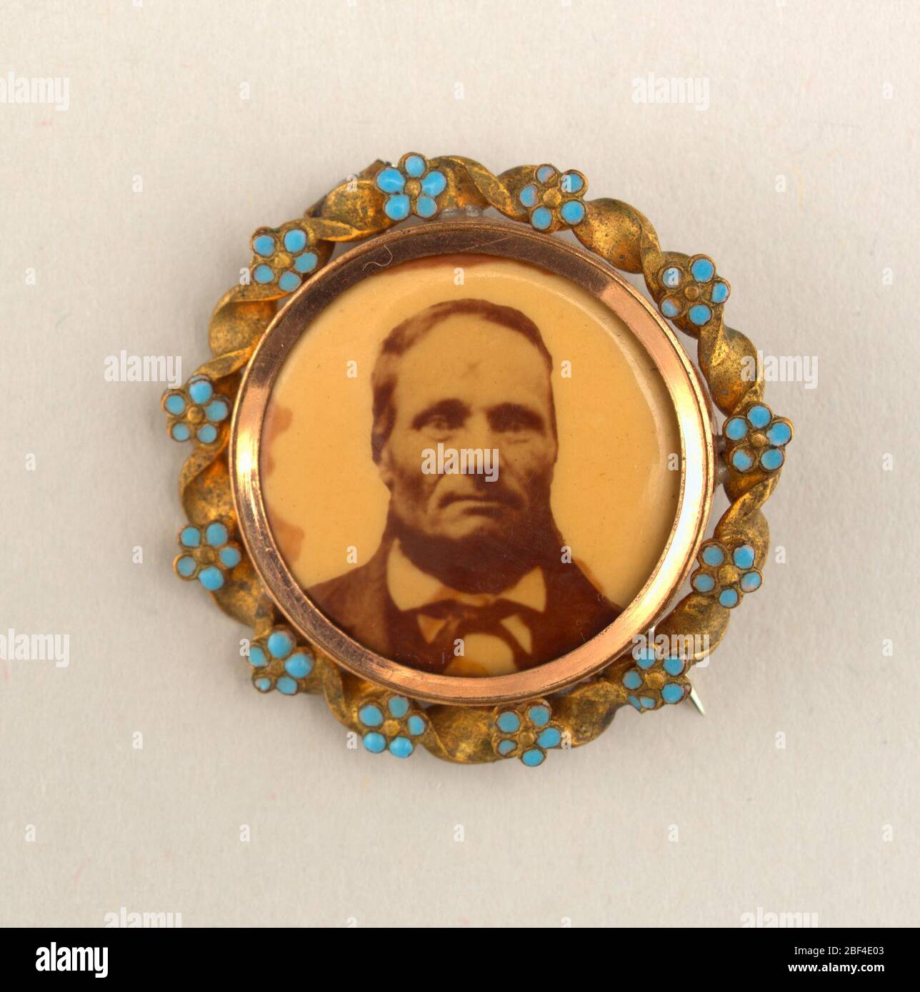 Ritratto di Daguerrotype. Circolare; ritratto di un uomo bearded, telaio in metallo dorato con noci-dimenticati smaltati blu. Foto Stock Ritratto di Daguerrotype. Circolare; ritratto di un uomo bearded, telaio in metallo dorato con noci-dimenticati smaltati blu. Foto Stock