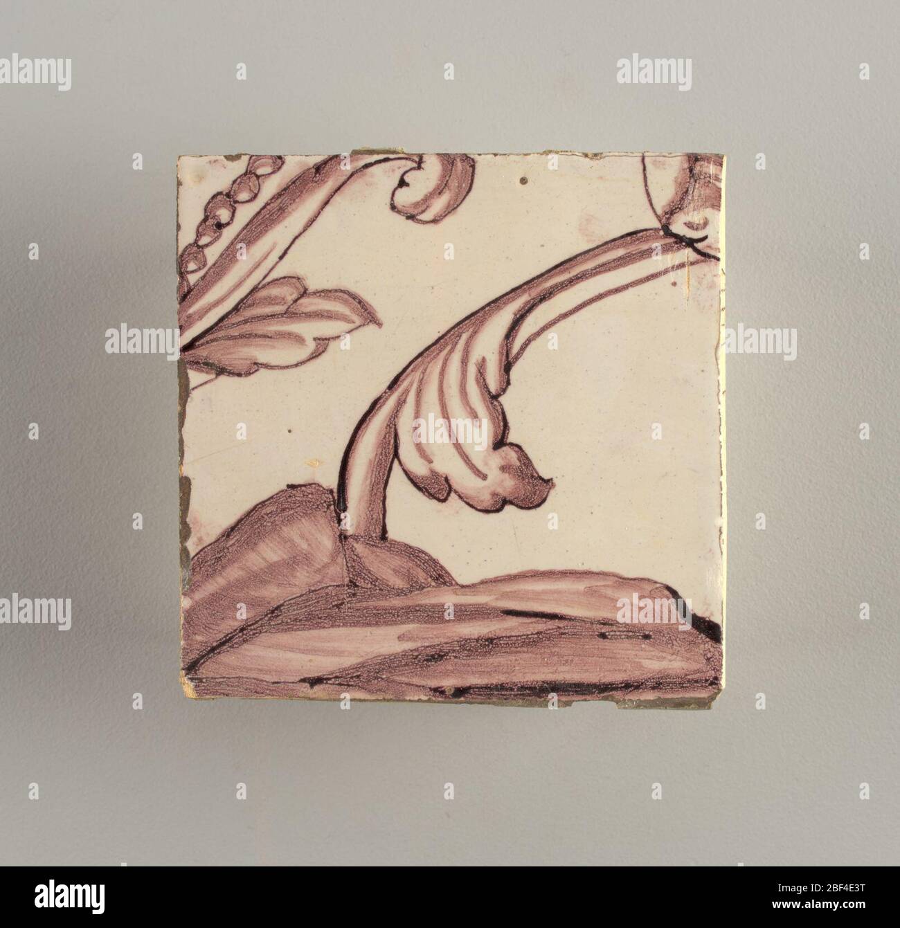 Parete di fronte. Rettangolo orizzontale. Trentasette piastrelle larghe e ventuno alte con apertura per porta o finestra diciannove e mezzo piastrelle alte e dodici larghe. A sinistra e a destra dell'apertura, sopra il tettuccio centrato. Sinistra, donna che rappresenta la speranza, destra, un urna scolpita. Foto Stock