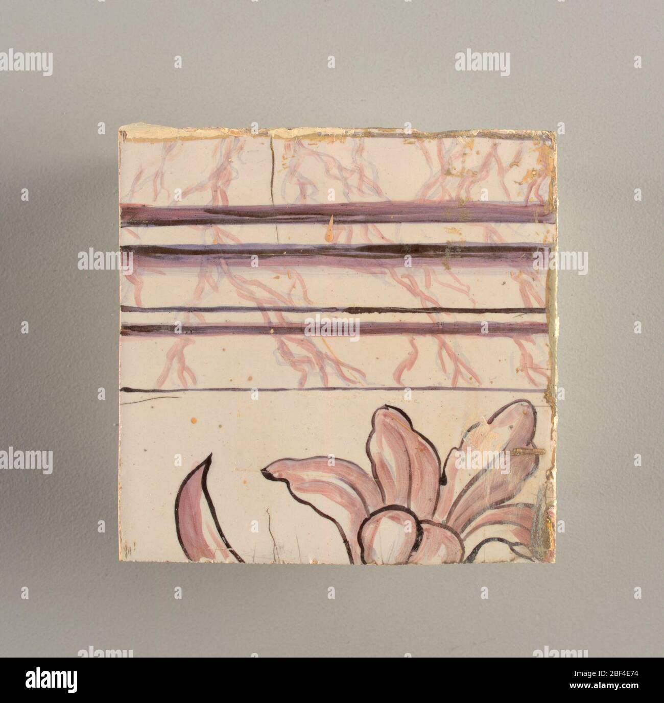 Parete di fronte. Disegno di corsa per un fregio o un dado, composto di rotoli di fogliame e di reggia, e quattro motivi che ripetono--una donna seduta in un piccolo medaglione ovale verticale, un putto seduto su una base rocailled e reggia in modello assiale. Foto Stock