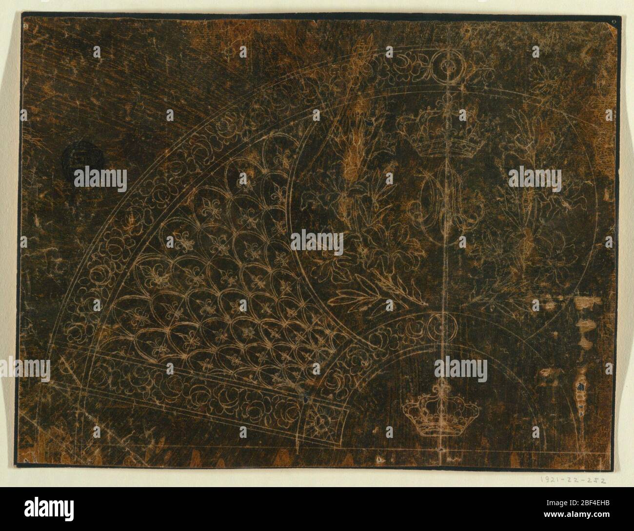 Design per un Fan Embroidery Unfinished. Ventilatore composto da un campo di gigli francesi all'interno di archi sovrapposti e un giglio spray al centro che incornicia il monogramma 'MAC' sormontato da una corona. Fan bordo di rose e medaglie Légion d'Honneur ad angolo. Foto Stock