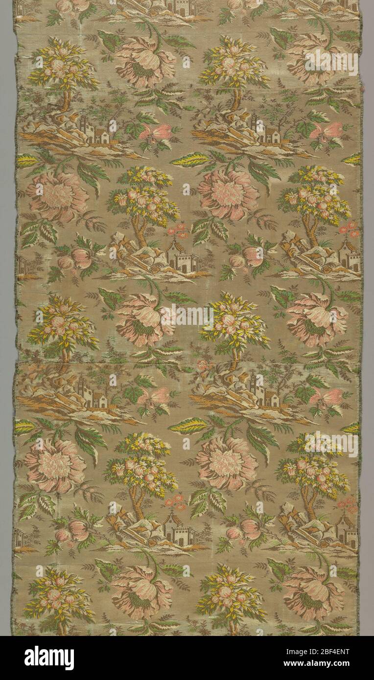 Tessile. Pannello in stile ‘bizzarro’ realizzato in quattro larghezze di satin di seta, originariamente bianco. Alternando file orizzontali di motivi ripetitivi mostrano una chiesa costruita su rocce con alti alberi di rifugio, e fiori rosa e gemme sproporzionatamente grandi con foglie. Foto Stock