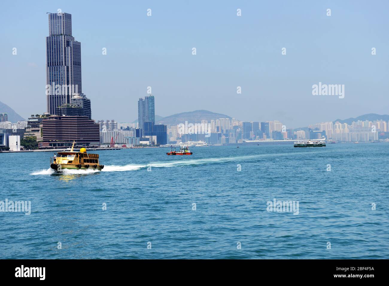 Il Victoria Dockside e il museo K11 visto dal Victoria Harbour. Foto Stock