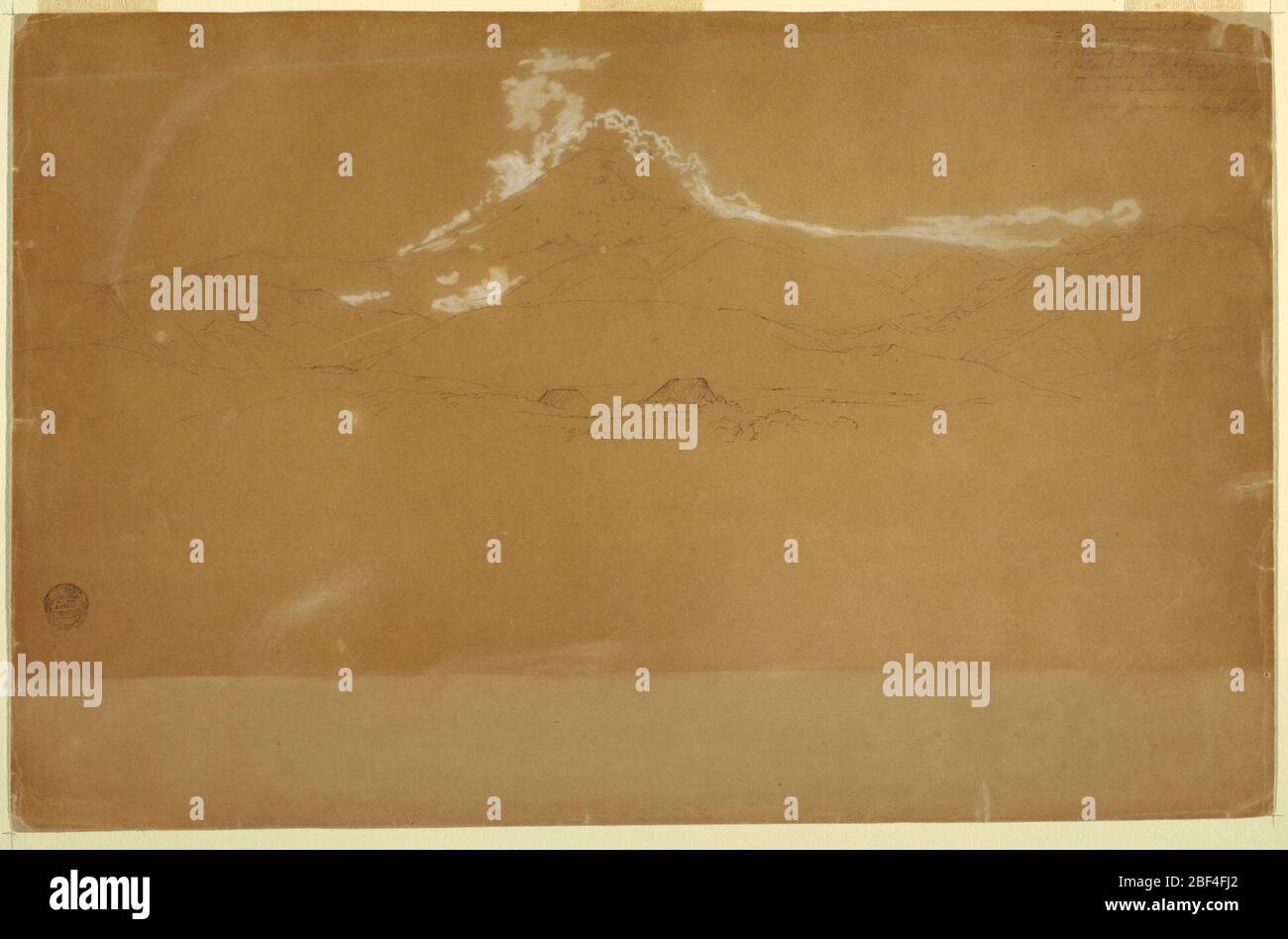 Monte Chimborazo vicino Guanojo e Guaranda Ecuador. Vista orizzontale del Monte Chimborazo e delle montagne vicine con i tetti di due case e un altopiano visibile in primo piano. Foto Stock