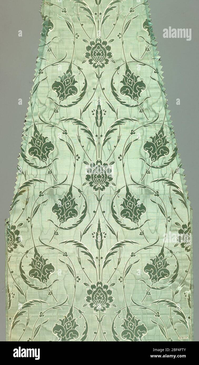 Tessile. Motivo stilizzato di fiori con profilo satinato blu bianco su terreno blu moiré. Pezzi di abbigliamento indossati alla Corte dei Paesi Bassi nel 1890. Foto Stock