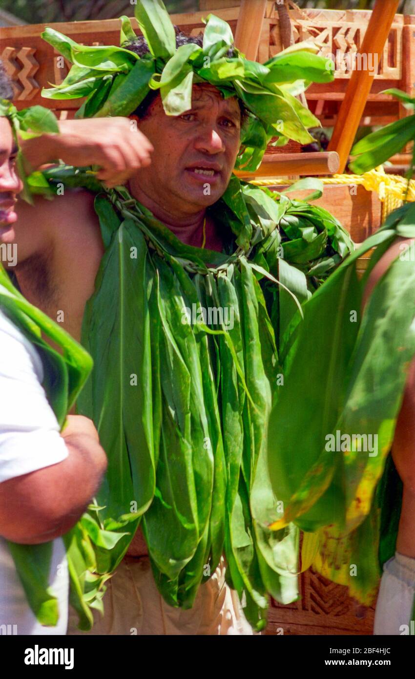 I Cook Islanders celebrano il lancio di una tradizionale vaka polinesiana a due zincini o di una canoa oceanica. Sudare, sforzando i portatori si fermano frequentemente per unirsi nel canto o nel ballo. (1992) Foto Stock