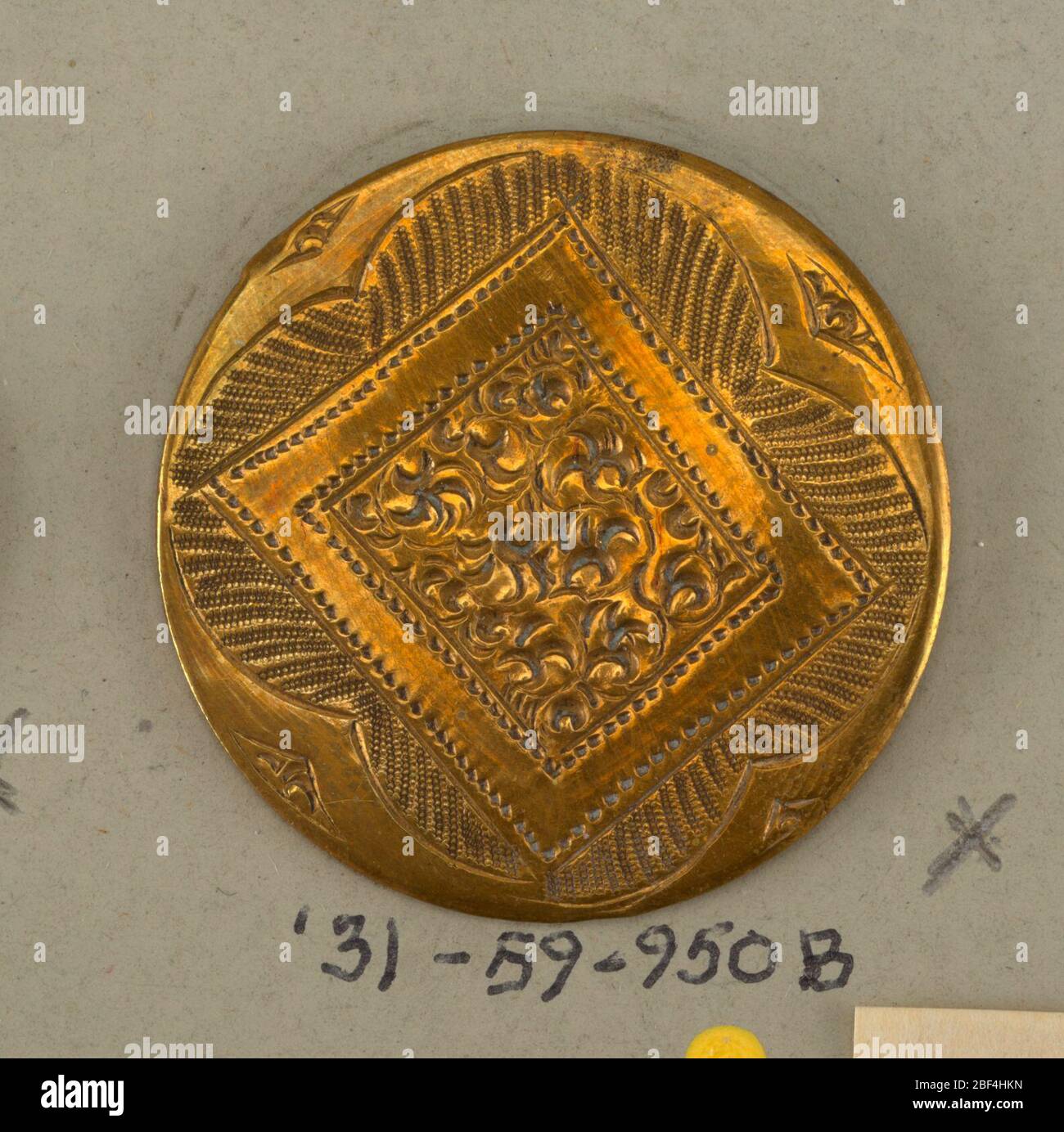 Pulsante. I componenti -b,-c sono sulla scheda 44Do di tre bottoni in ottone con ornamento inciso. -b: ornamento a spirale in cornice rettangolare posto in figura quadrilobata; -c: tre parallelogrammi sovrapposti con ornamento inciso. Foto Stock