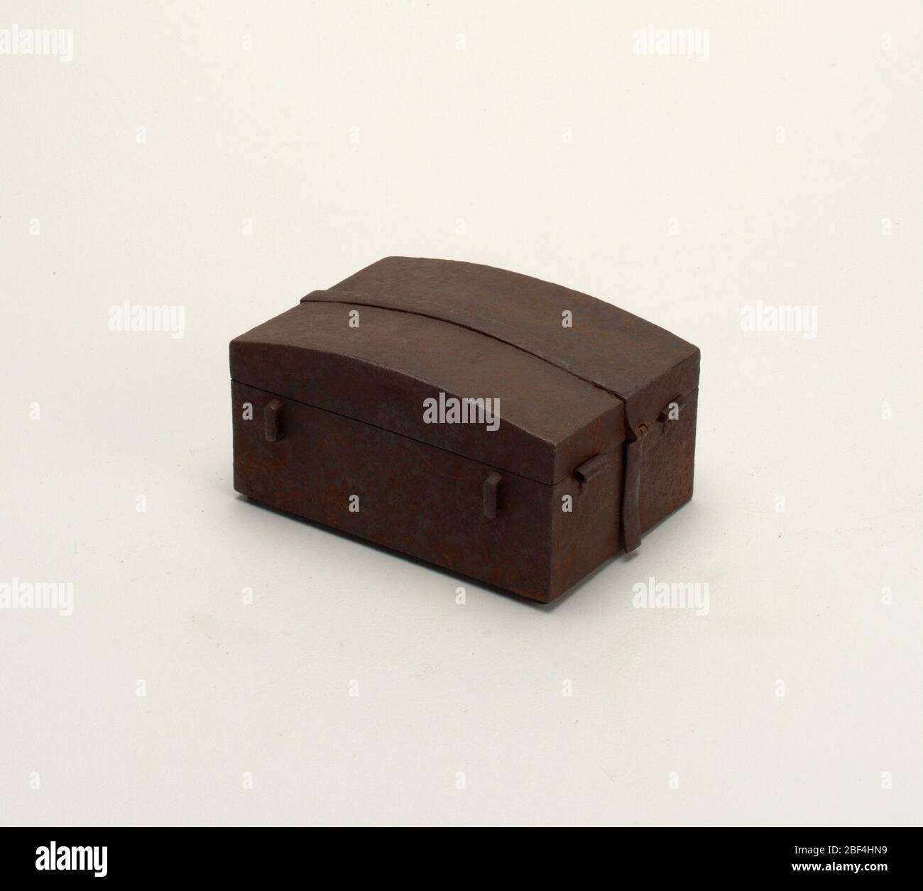 Cassaforte. Forma rettangolare, due piccoli anelli quadrati su entrambi i lati; coperchio leggermente a cupola incernierato sul retro, bordo che scorre lungo il centro dalla parte anteriore a quella posteriore; blocco lungo incernierato sul lato anteriore con linguetta sul retro. Foto Stock