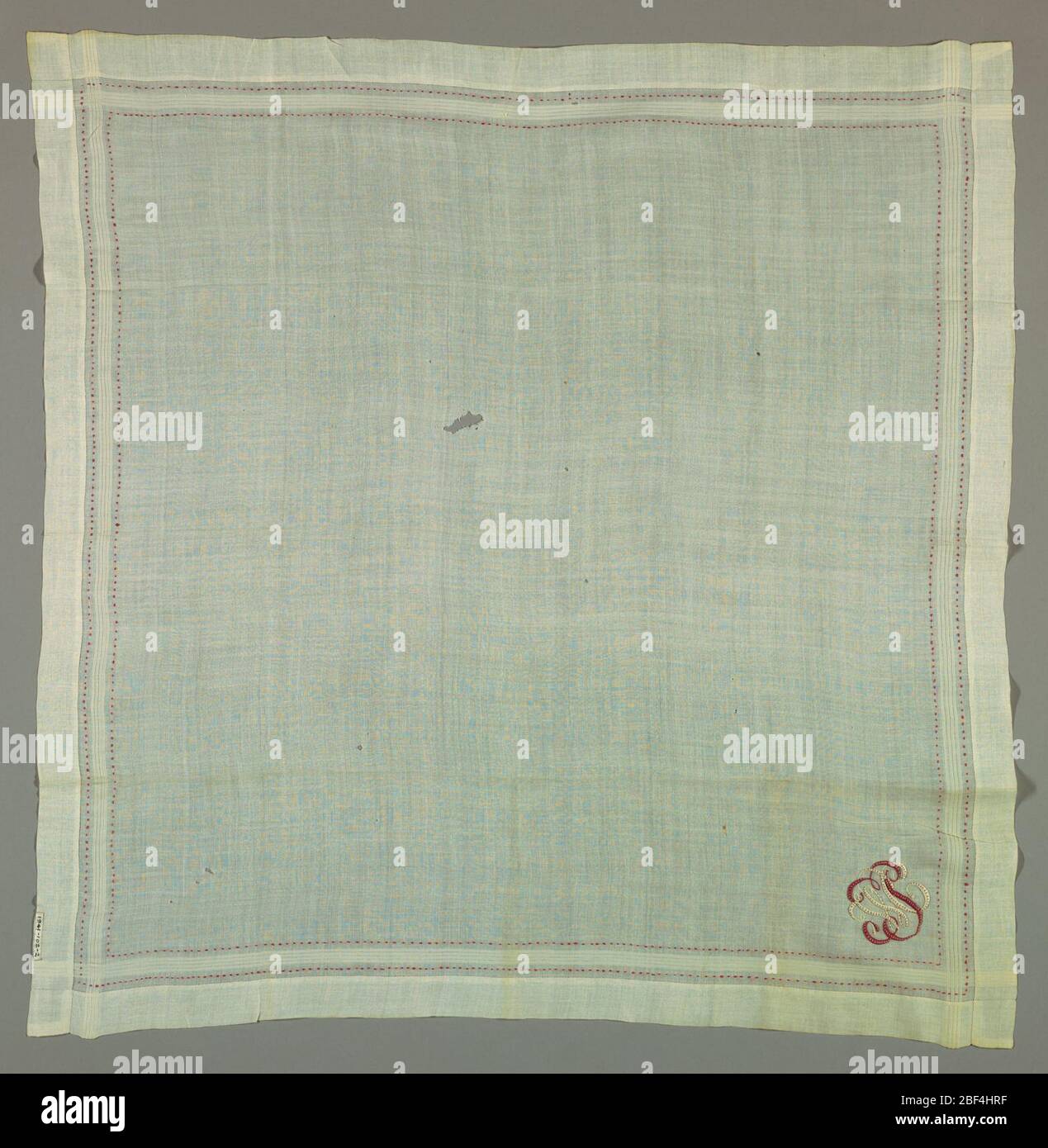 Fazzoletto. Fazzoletto in lino bianco con bordo di quattro tessuti e due righe ricamate e un monogramma, W.P.C. in lavanda e cotone bianco. Foto Stock