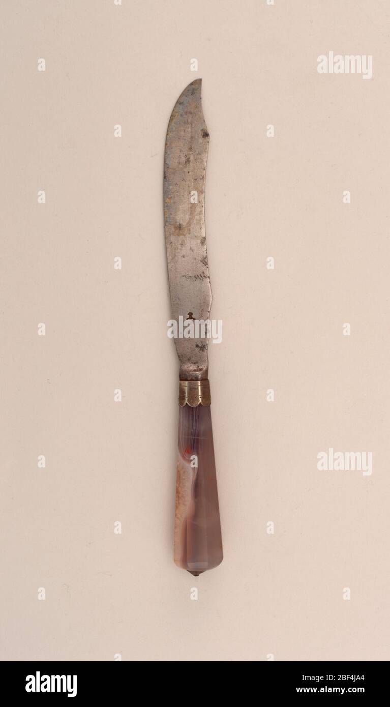 Coltello. Lama a forma di Sabre con bordo superiore curvo. Plenone liscio, ghiera con incisione in argento e bordo smerlato. Impugnatura svasata, sfaccettata, attacco conico in argento sulla parte superiore. Foto Stock Coltello. Lama a forma di Sabre con bordo superiore curvo. Plenone liscio, ghiera con incisione in argento e bordo smerlato. Impugnatura svasata, sfaccettata, attacco conico in argento sulla parte superiore. Foto Stock