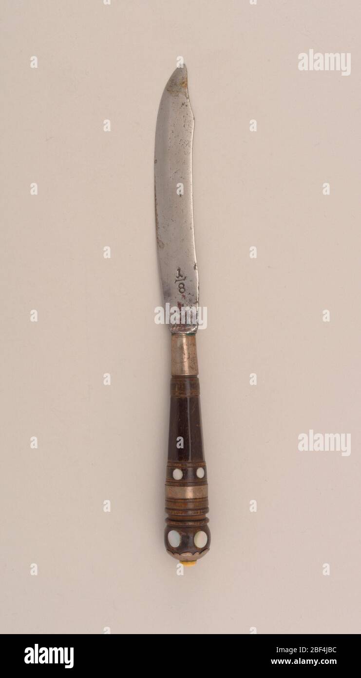 Coltello. Lama a forma di Sabre, decorata sul retro della colonna vertebrale, imbottitura arrotondata. Ghiera in argento con motivo floreale. Manico rastremato a forma ottagonale al centro, estremità del manico decorata con bande orizzontali in argento e punte in madreperla. Foto Stock