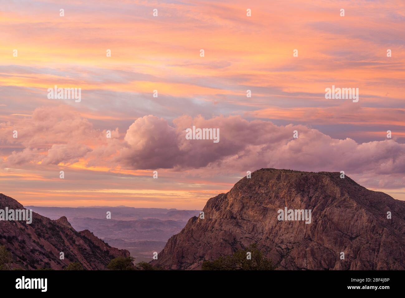 Tramonto dal backcountry del bacino di Chisos nel Big Bend National Park Foto Stock Tramonto dal backcountry del bacino di Chisos nel Big Bend National Park Foto Stock