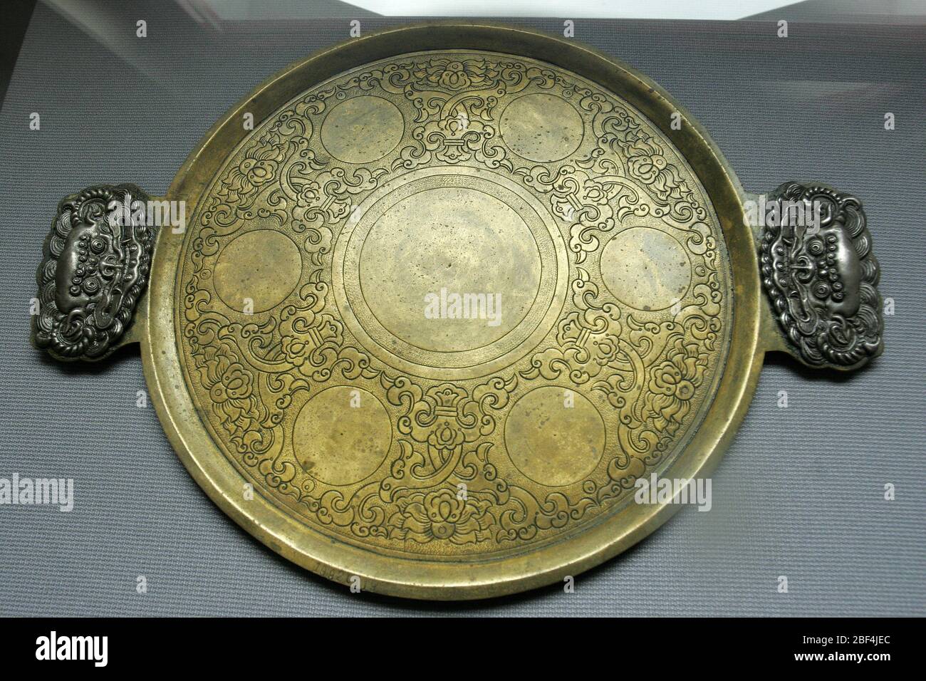 Una tavola di sacrifici di bronzo della dinastia Qing una collezione del Mausoleo di Gengis Khan in Mongolia interna di Ordos Foto Stock