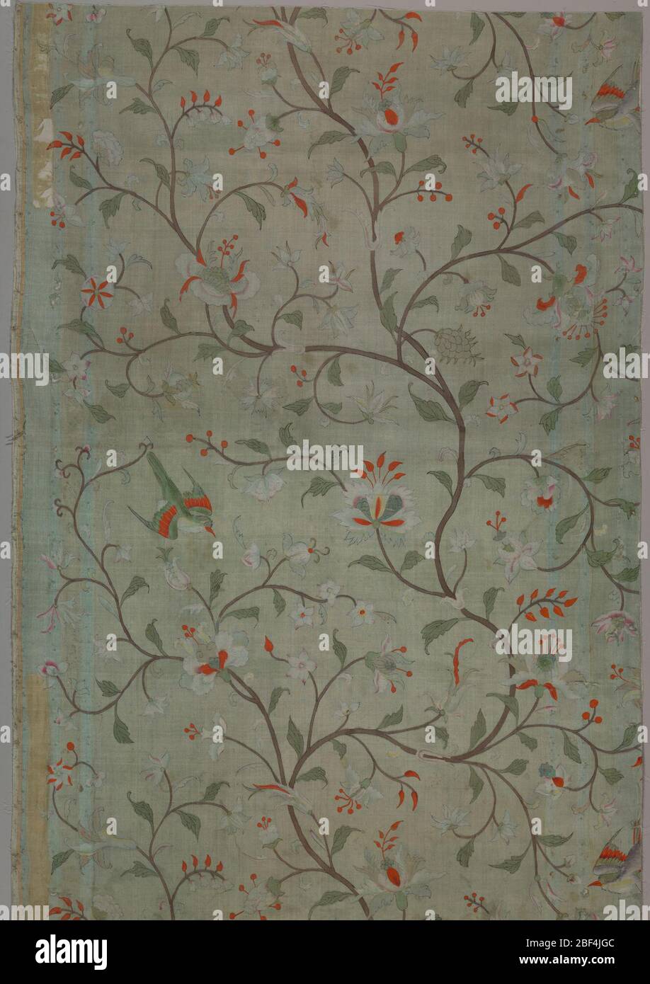 Tessile. Seta verde-blu chiaro con disegno policromo tempera. Rami di serpentina marrone con fogliame verde e fiori bianchi, arancioni e rosa. Uccelli verdi, arancioni e violetti. Foto Stock
