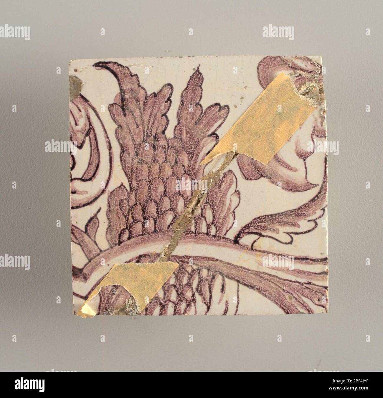 Parete di fronte. Rettangolo orizzontale. Trentasette piastrelle larghe e ventuno alte con apertura per porta o finestra diciannove e mezzo piastrelle alte e dodici larghe. A sinistra e a destra dell'apertura, sopra il tettuccio centrato. Sinistra, donna che rappresenta la speranza, destra, un urna scolpita. Foto Stock