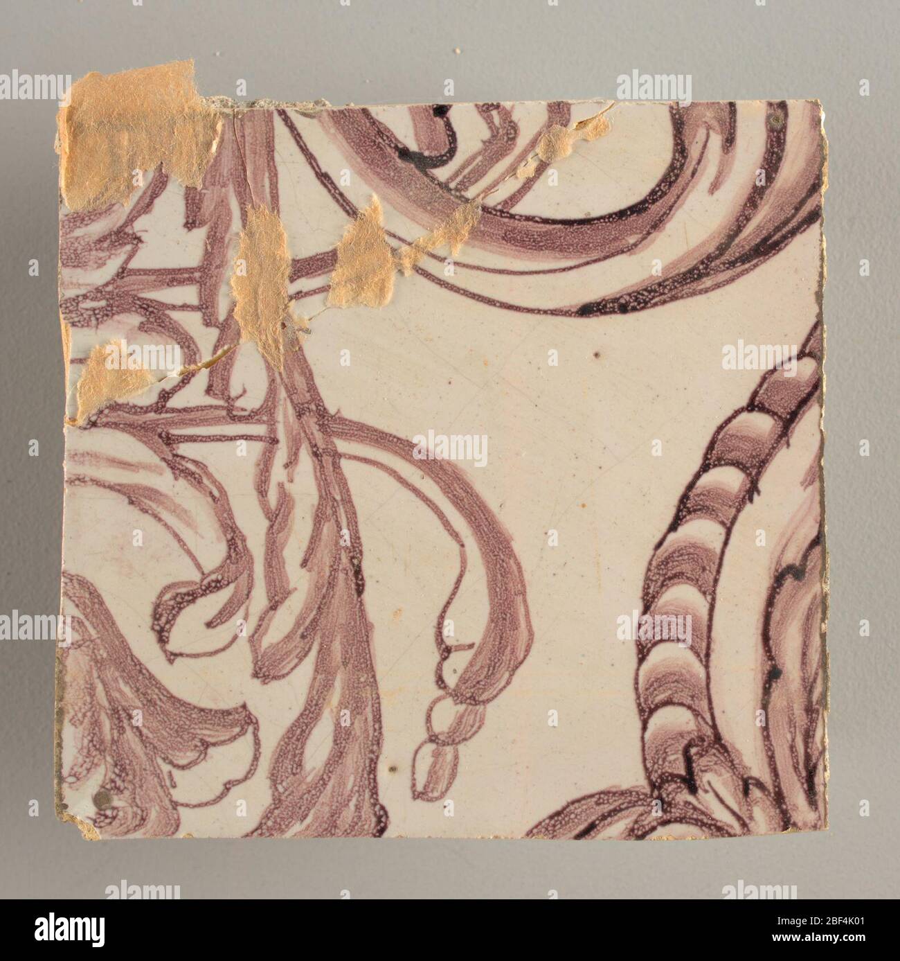 Parete di fronte. Rettangolo orizzontale. Trentasette piastrelle larghe e ventuno alte con apertura per porta o finestra diciannove e mezzo piastrelle alte e dodici larghe. A sinistra e a destra dell'apertura, sopra il tettuccio centrato. Sinistra, donna che rappresenta la speranza, destra, un urna scolpita. Foto Stock