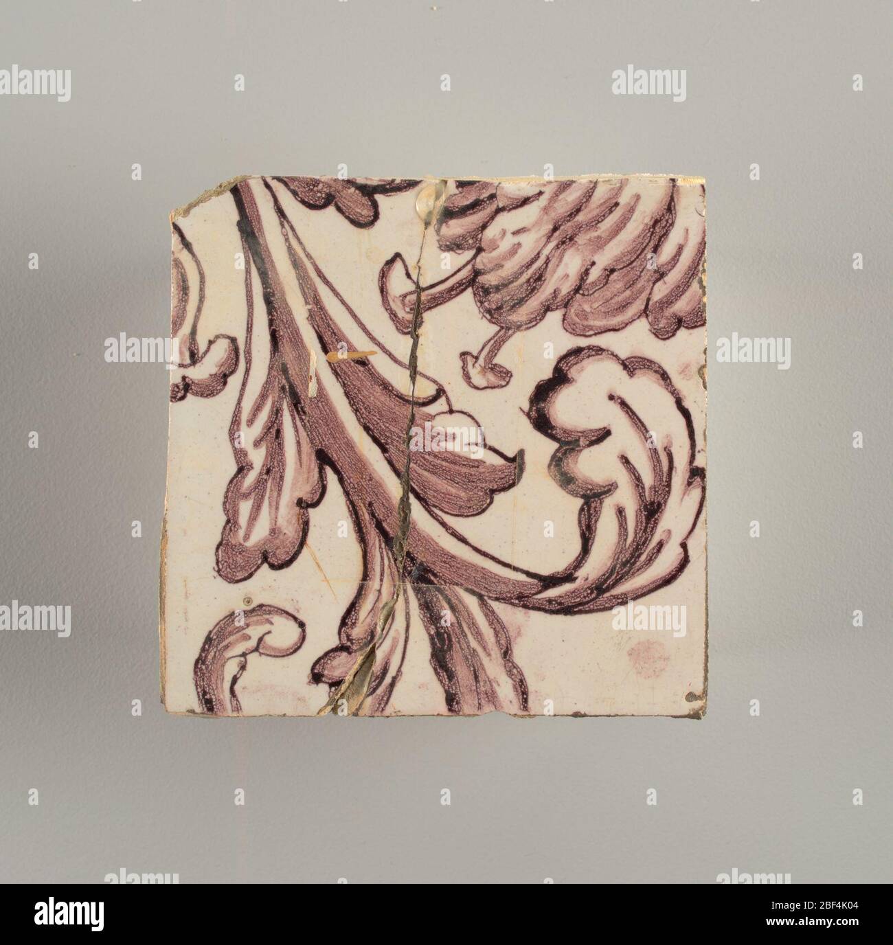 Parete di fronte. Rettangolo orizzontale. Trentasette piastrelle larghe e ventuno alte con apertura per porta o finestra diciannove e mezzo piastrelle alte e dodici larghe. A sinistra e a destra dell'apertura, sopra il tettuccio centrato. Sinistra, donna che rappresenta la speranza, destra, un urna scolpita. Foto Stock