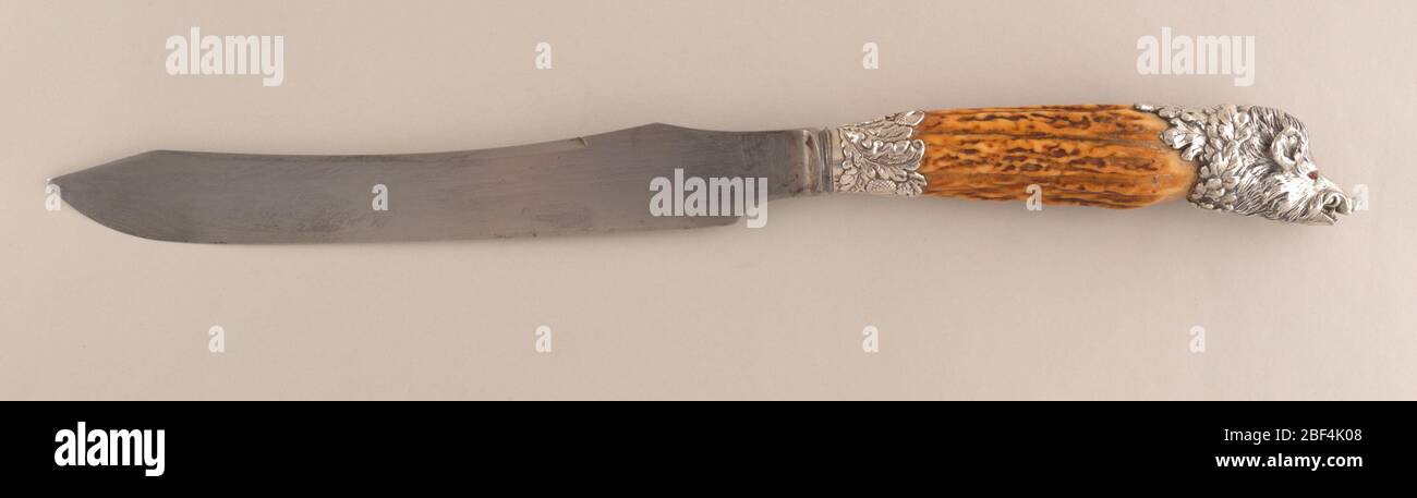 Coltello da intaglio. Coltello grande da intaglio: Manici con estremità a testa di cinghiale in argento. Foto Stock Coltello da intaglio. Coltello grande da intaglio: Manici con estremità a testa di cinghiale in argento. Foto Stock