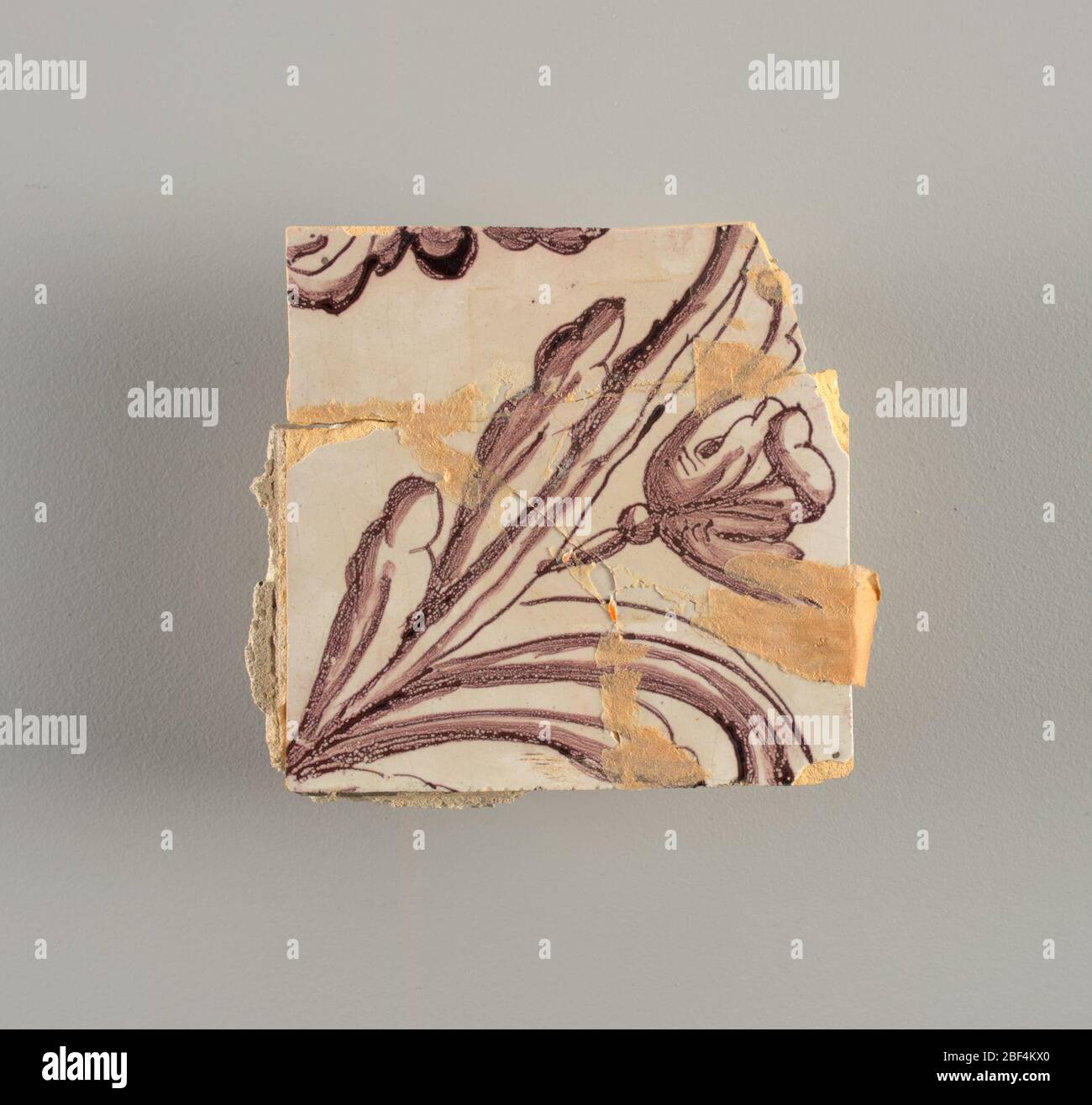 Parete di fronte. Rettangolo orizzontale. Trentasette piastrelle larghe e ventuno alte con apertura per porta o finestra diciannove e mezzo piastrelle alte e dodici larghe. A sinistra e a destra dell'apertura, sopra il tettuccio centrato. Sinistra, donna che rappresenta la speranza, destra, un urna scolpita. Foto Stock