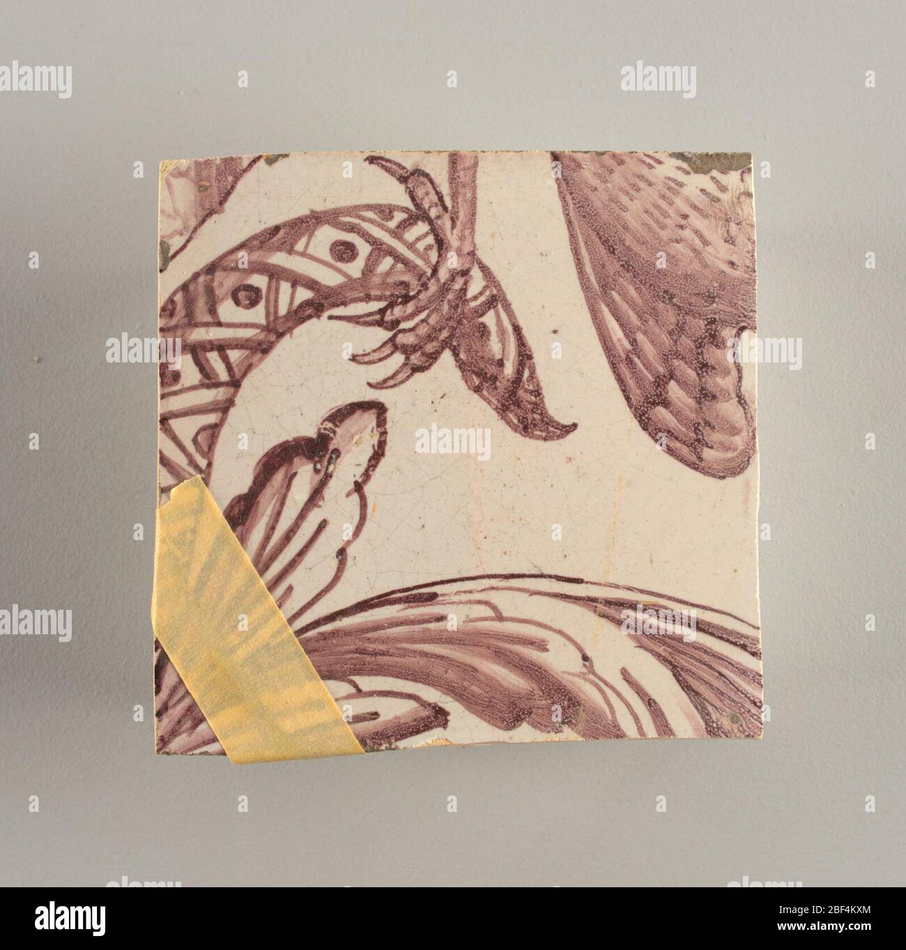 Parete di fronte. Rettangolo orizzontale. Trentasette piastrelle larghe e ventuno alte con apertura per porta o finestra diciannove e mezzo piastrelle alte e dodici larghe. A sinistra e a destra dell'apertura, sopra il tettuccio centrato. Sinistra, donna che rappresenta la speranza, destra, un urna scolpita. Foto Stock