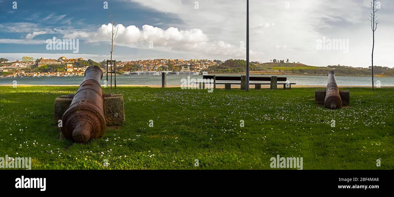 Cannoni nel giardino Calém situato a Foz do Douro a Porto, Portogallo. Foto Stock