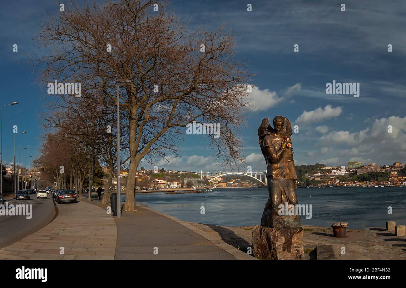 Statua di San Miguel 'Angel', situata a Foz do Douro a Porto, Portogallo. Sullo sfondo le due città di Porto e Gaia. Foto Stock