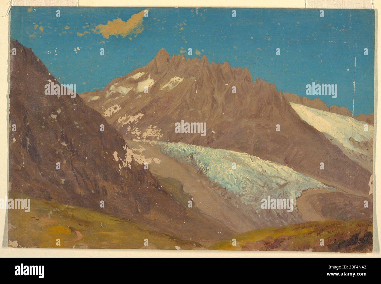 Paesaggio alpino. Vista su un ghiacciaio a metà distanza. Un picco con pinnacle si trova nella parte posteriore. Sul verso: Alberi verdi. Foto Stock