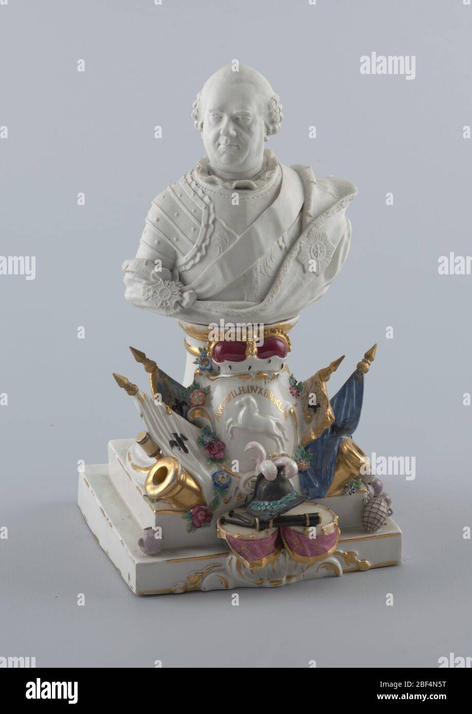Busto di agosto Guglielmo Duca di BrunswickBevern. Bisque busto di Herzog August Wilhelm von Braunschwig-Bevern. Sul plinto, uno scudo incoronato con un cavallo, circondato da bandiere e trofei militari. Foto Stock