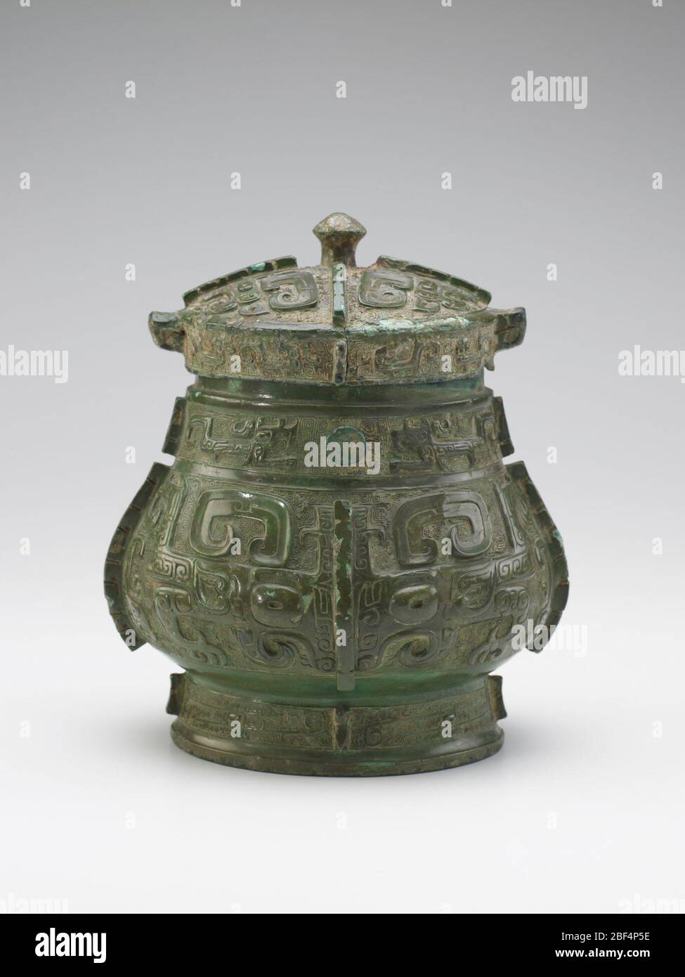 Il vino rituale con lidded ti containerà con taotie e draghi. Tonying e l'azienda ?????Sig.ra Holmes (1871 - 1941)Holmes Fondation Parke-Bernet GalleriesJ.T. Tai & Co. (Fondata nel 1950) Dr. Arthur M. Foto Stock
