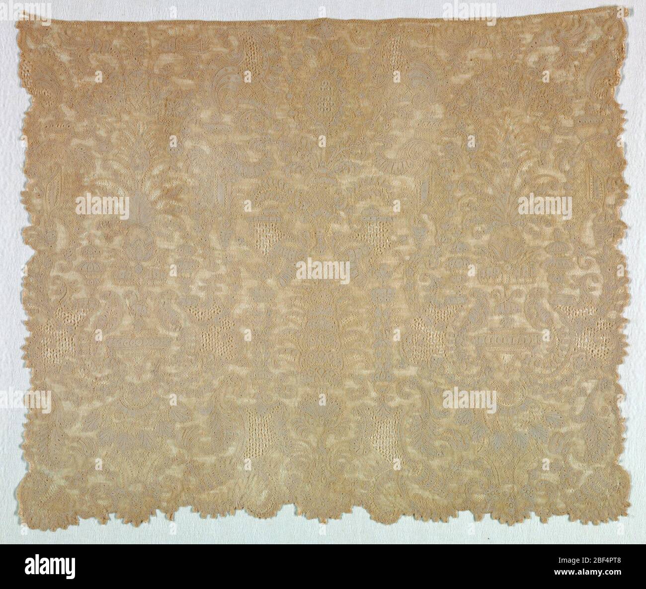 Cravat fine con un disegno centrale di forme fogliate astratte fiancheggiate da identiche rappresentazioni stilizzate di alberi circondato da un intricato modello di volute, urne e decori rocaille. Foto Stock