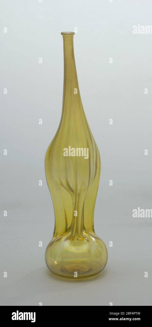 Vaso. Giallo iridescente, leggermente opaco su collo e spalle, trasparente alla base. Collo alto e sottile con labbro piccolo. Porzione centrale del corpo rientrato tripartita, porzione inferiore è una sfera appiattita. Marchi incisi sulla base: "T 4550 L.C.T. Favrile' Foto Stock